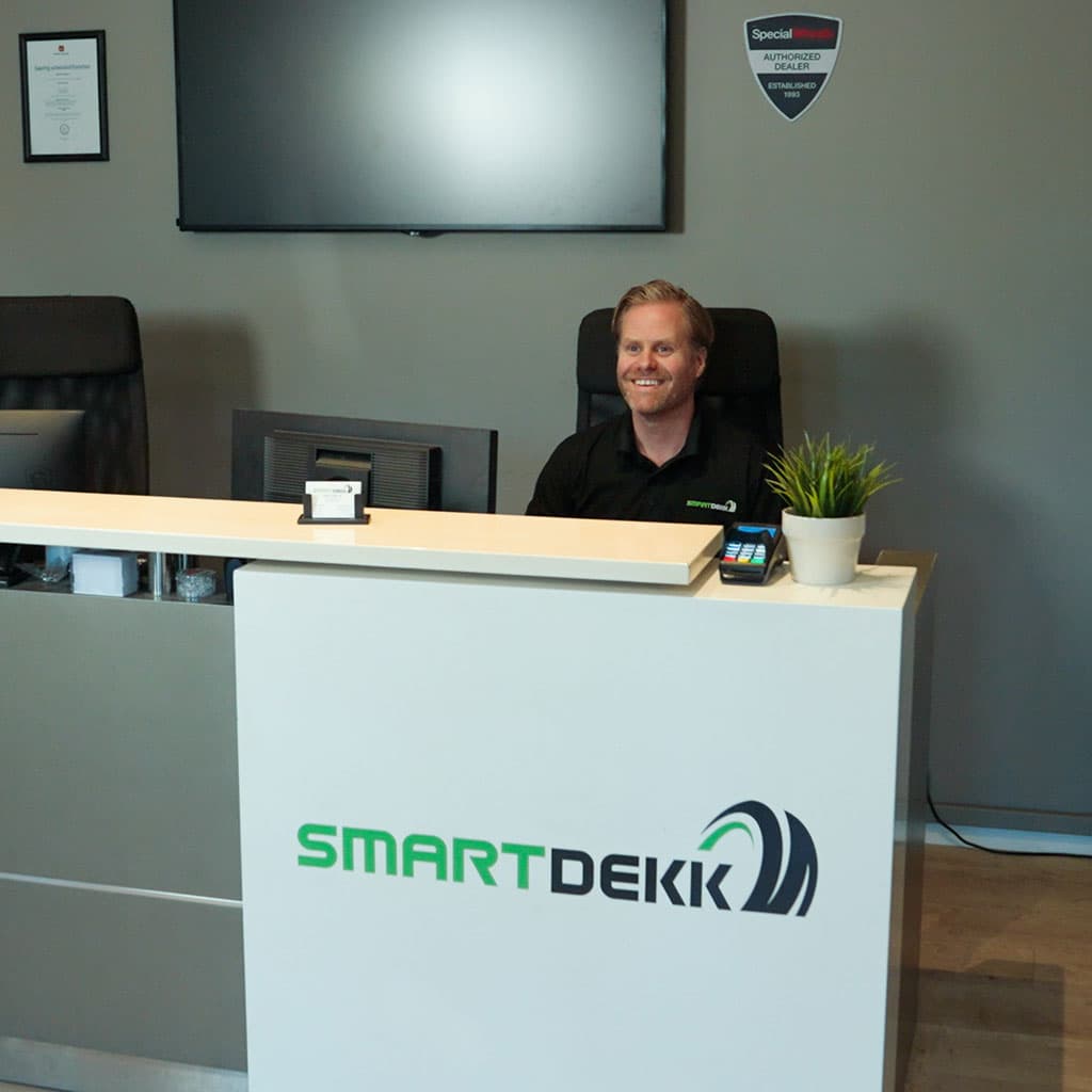 Smart Dekk resepsjon med vennlig kundeservice