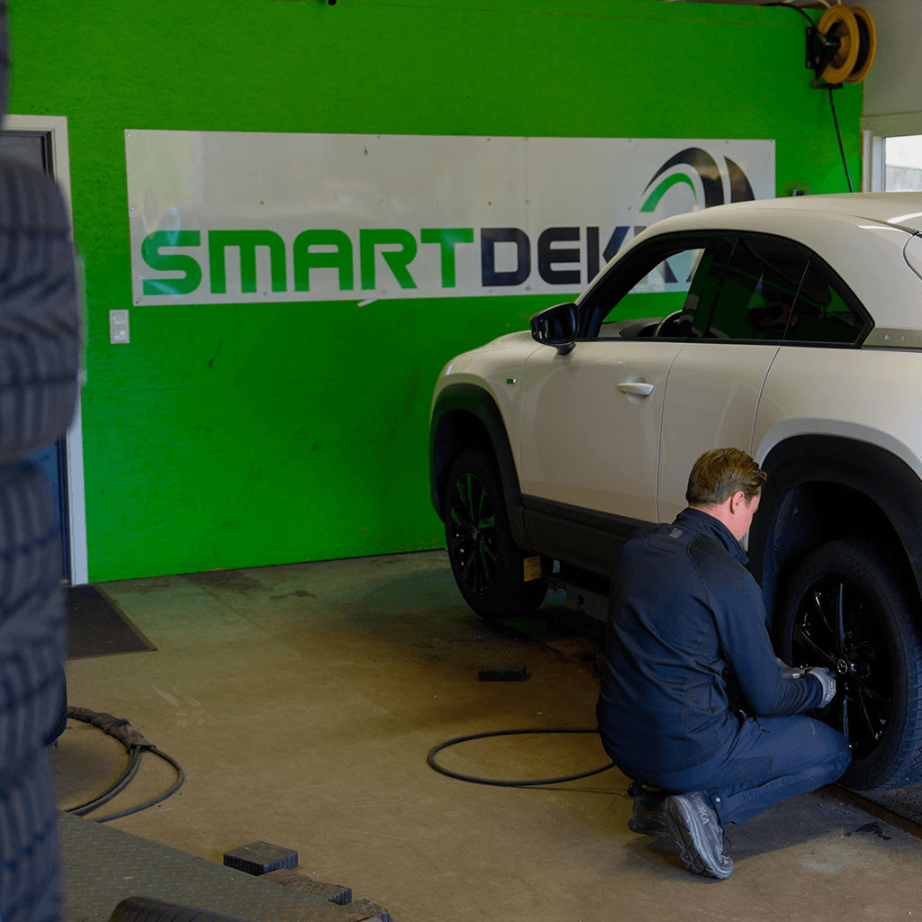 Smart Dekk mekaniker i arbeid - profesjonell dekkservice